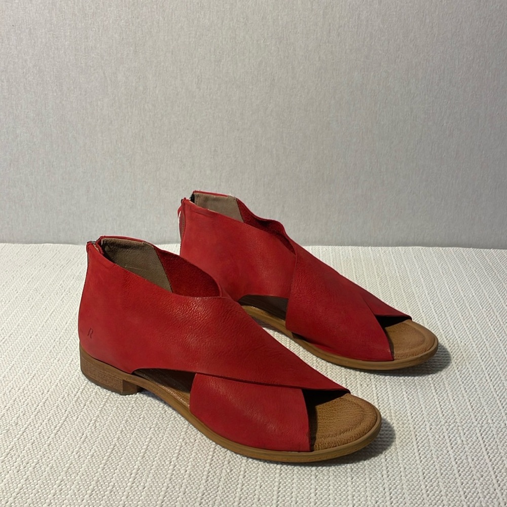 Roan, soft crisscross sandals. Size 7.5